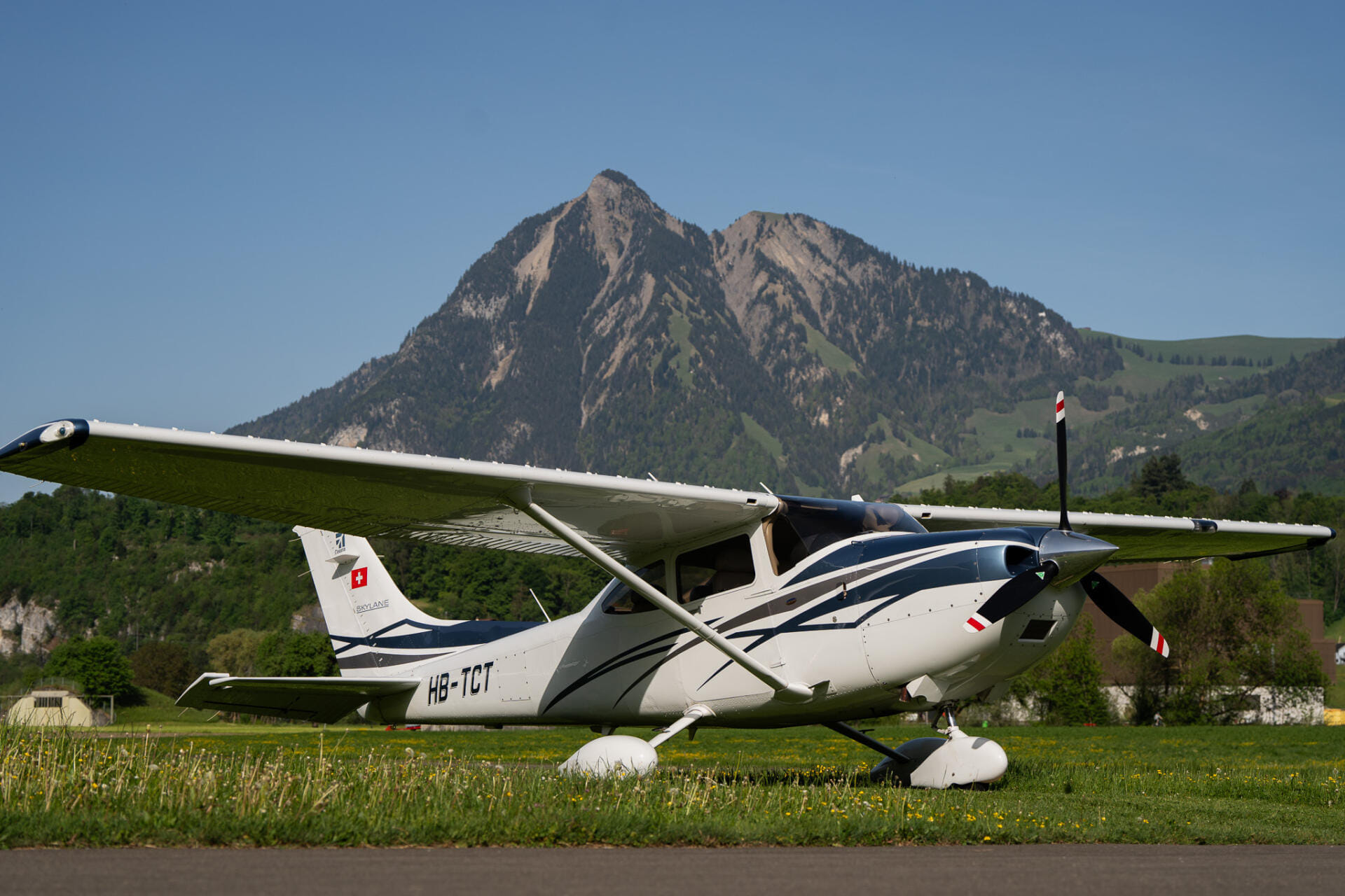 Die Cessna vor dem Stanserhorn