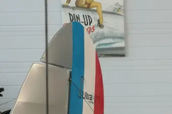 La pinu-Up dans le hangar