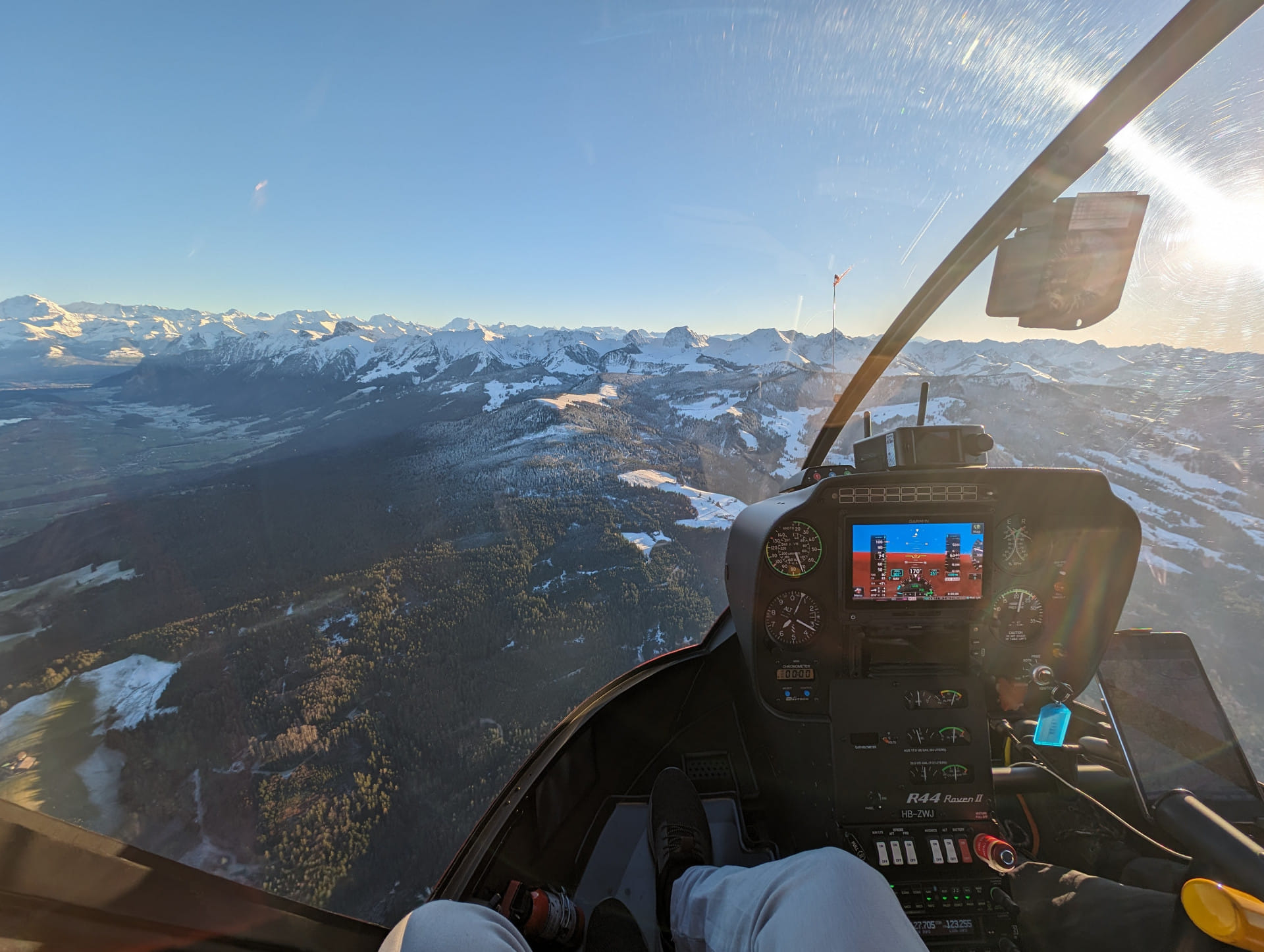 Sicht aus dem Cockpit des R44 auf die Berner Alpen