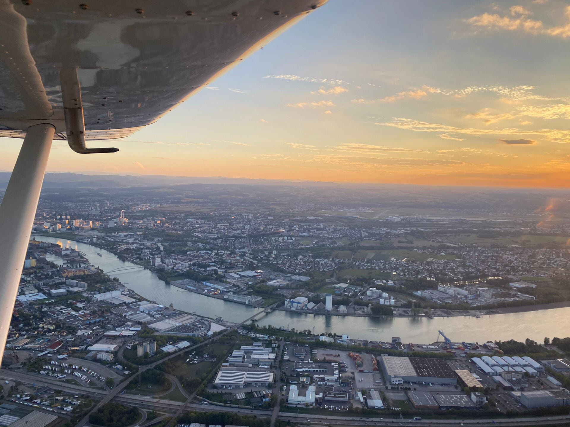 Romantischer Sonnenuntergangsflug über Basel