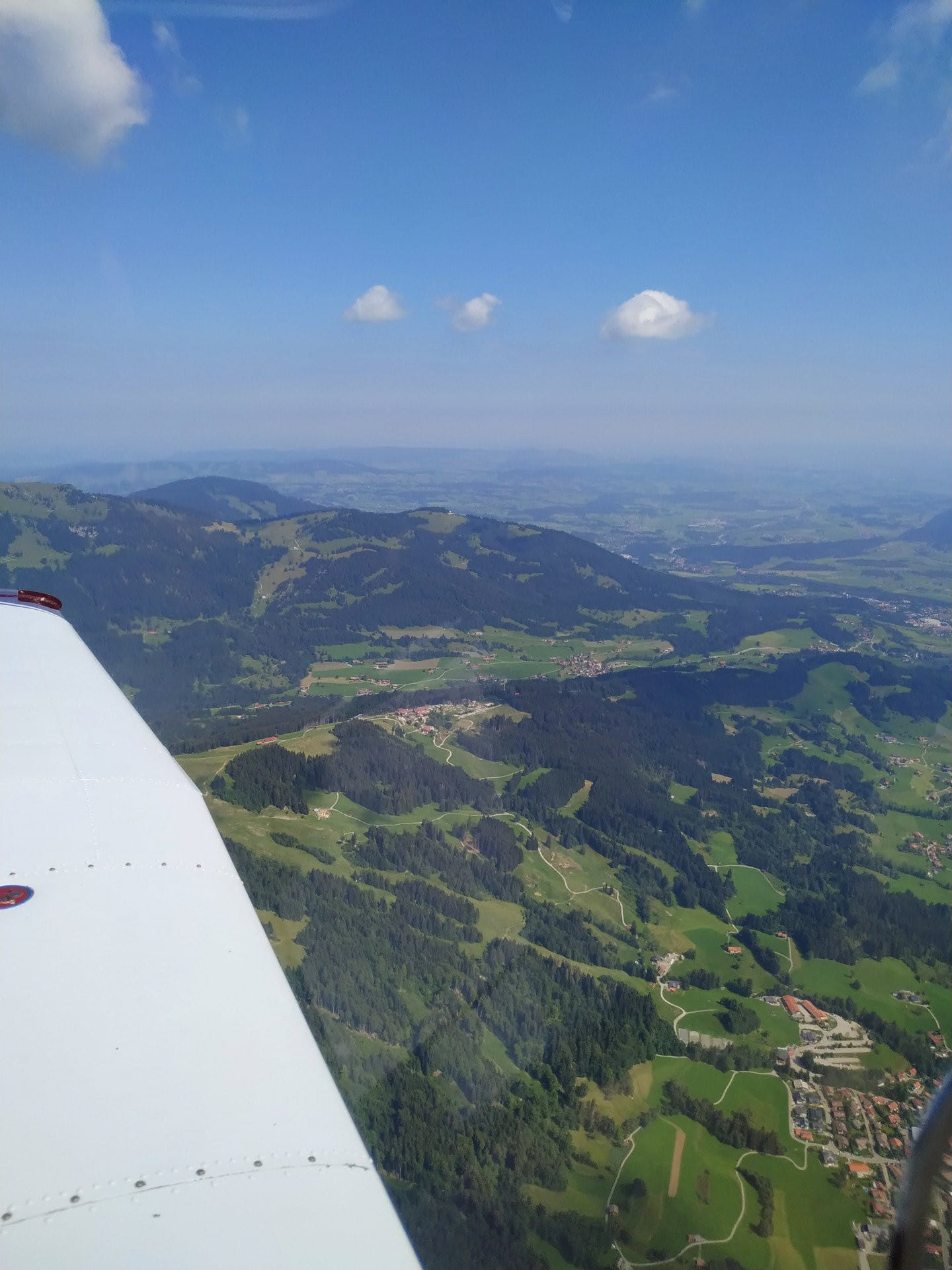 Flexibler Rundflug über die verschneite Berglandschaft
