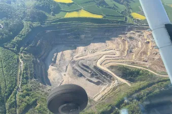 Tagebau und Steinbruch Rundflug mit Cessna 152