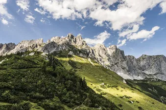 Entdecke die Alpen mit vielen Seen, Tälern und Berggipfeln
