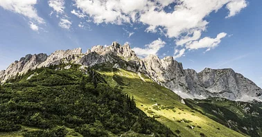 Entdecke die Alpen mit vielen Seen, Tälern und Berggipfeln