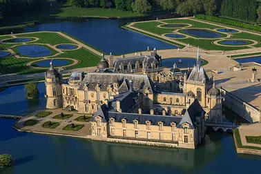 Châteaux de Chantilly et Pierrefonds depuis Les Mureaux