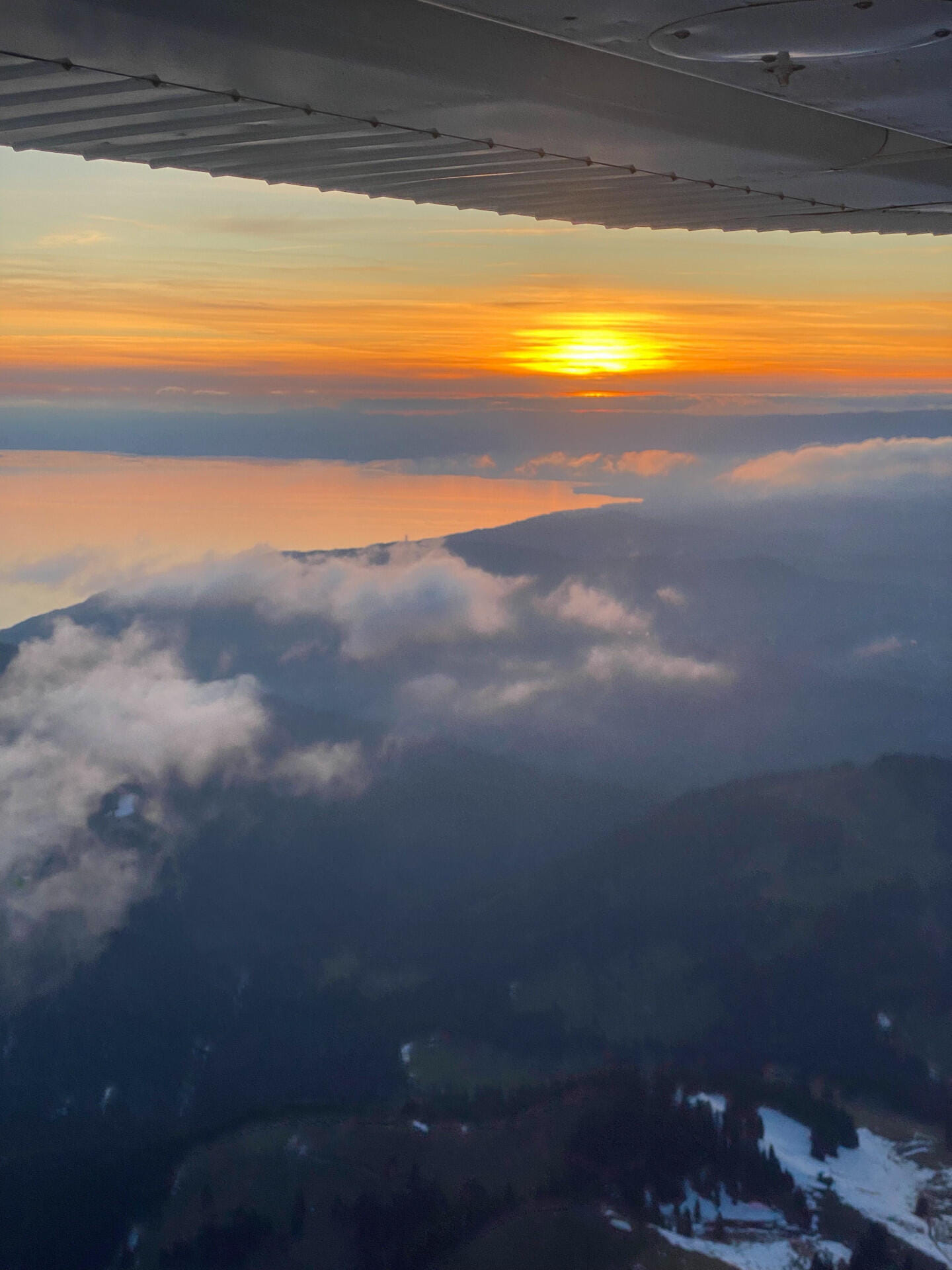 Le coucher de soleil vu du ciel, Préalpes et Plateau suisse
