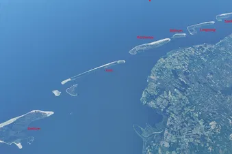 Such dir einfach einen mit Flughafen aus und ehe du dich versiehst, liegst du schon am Strand ;-)!