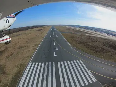Rundflug mit tiefem Überflug des Flughafens Köln/Bonn