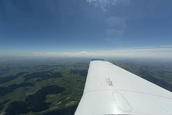 Nach dem Start in Grenchen, Steigflug Richtung Alpen.