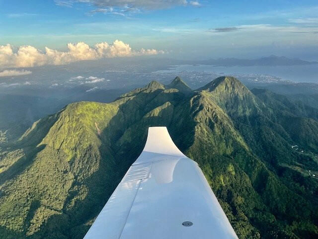 Survol du nord de l'île et de la Montagne Pelée
