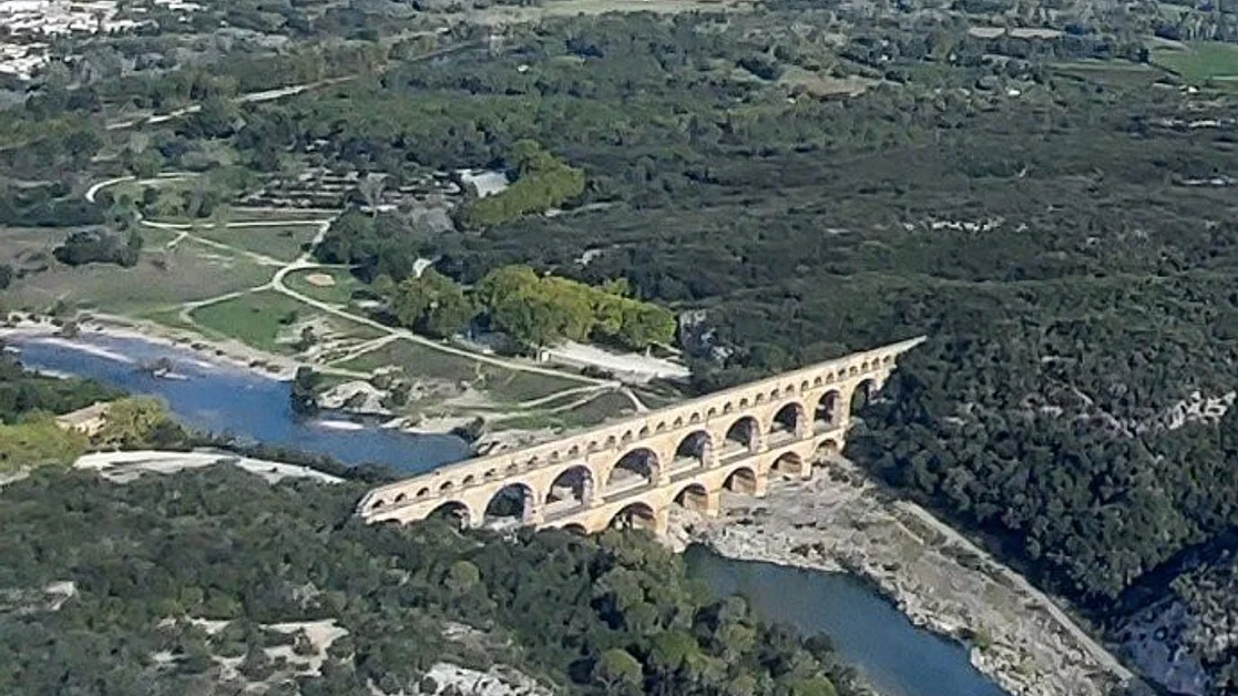 Balade aérienne-Pont du Gard-Littoral de Camargue en hélico