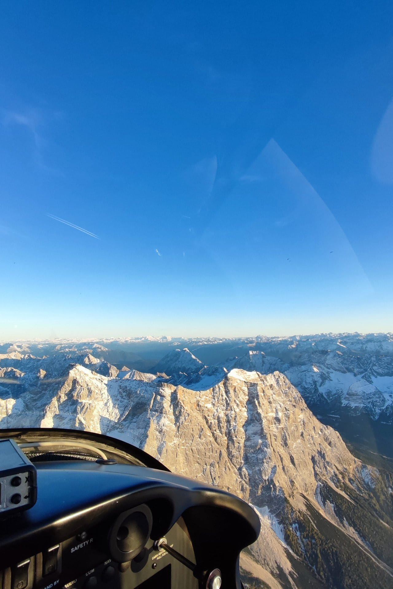 Flexibler Rundflug über die verschneite Berglandschaft