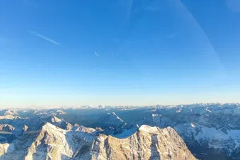 Flexibler Rundflug über die verschneite Berglandschaft