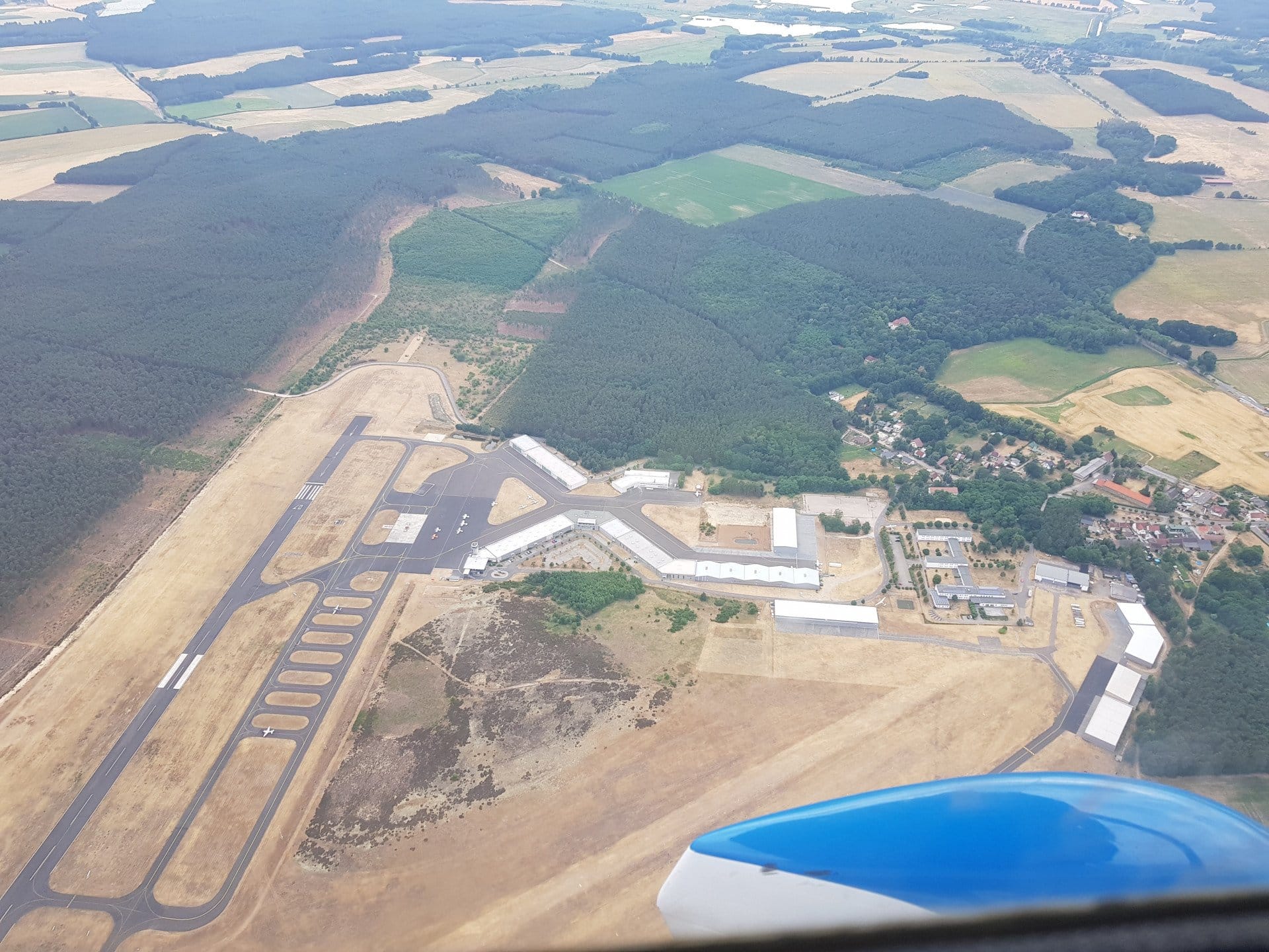 Rundflug über Berlin und Potsdam mit Tiefanflug BER C152