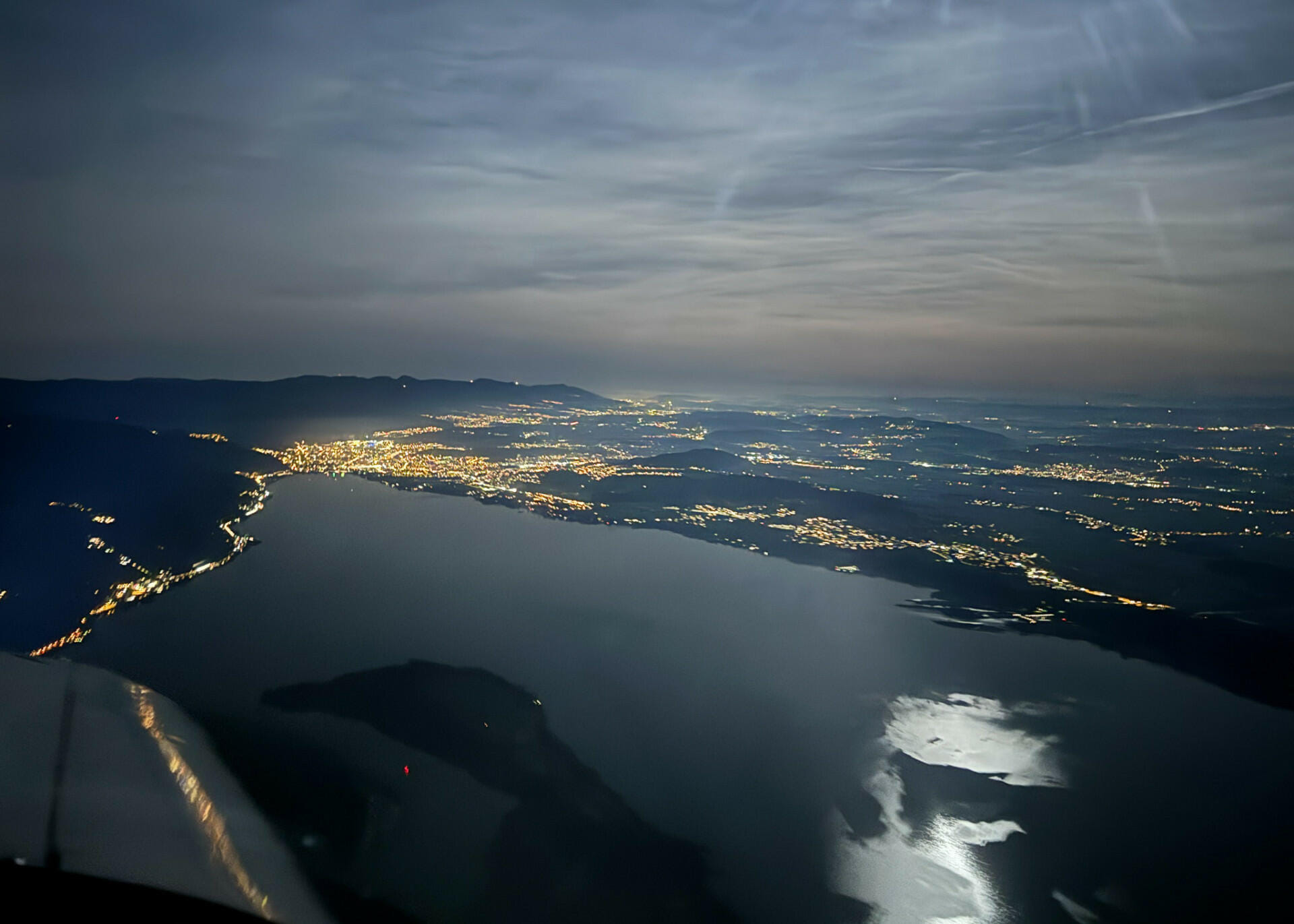 Blick auf die bei Nacht magisch wirkenden Seen.