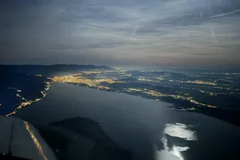 Blick auf die bei Nacht magisch wirkenden Seen.