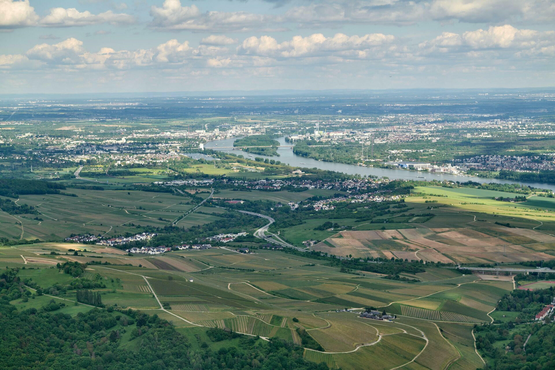 Links Wiesbaden, rechts Mainz