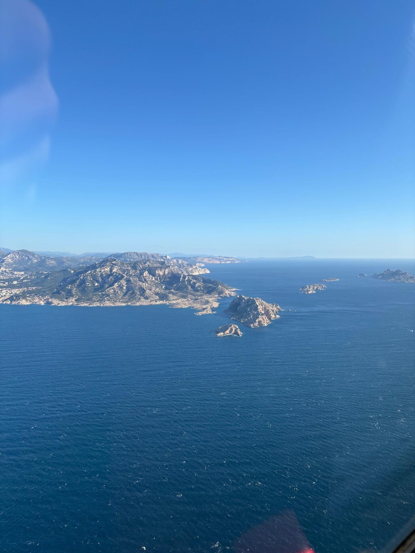 Balade aérienne dans la baie de Marseille et les calanques