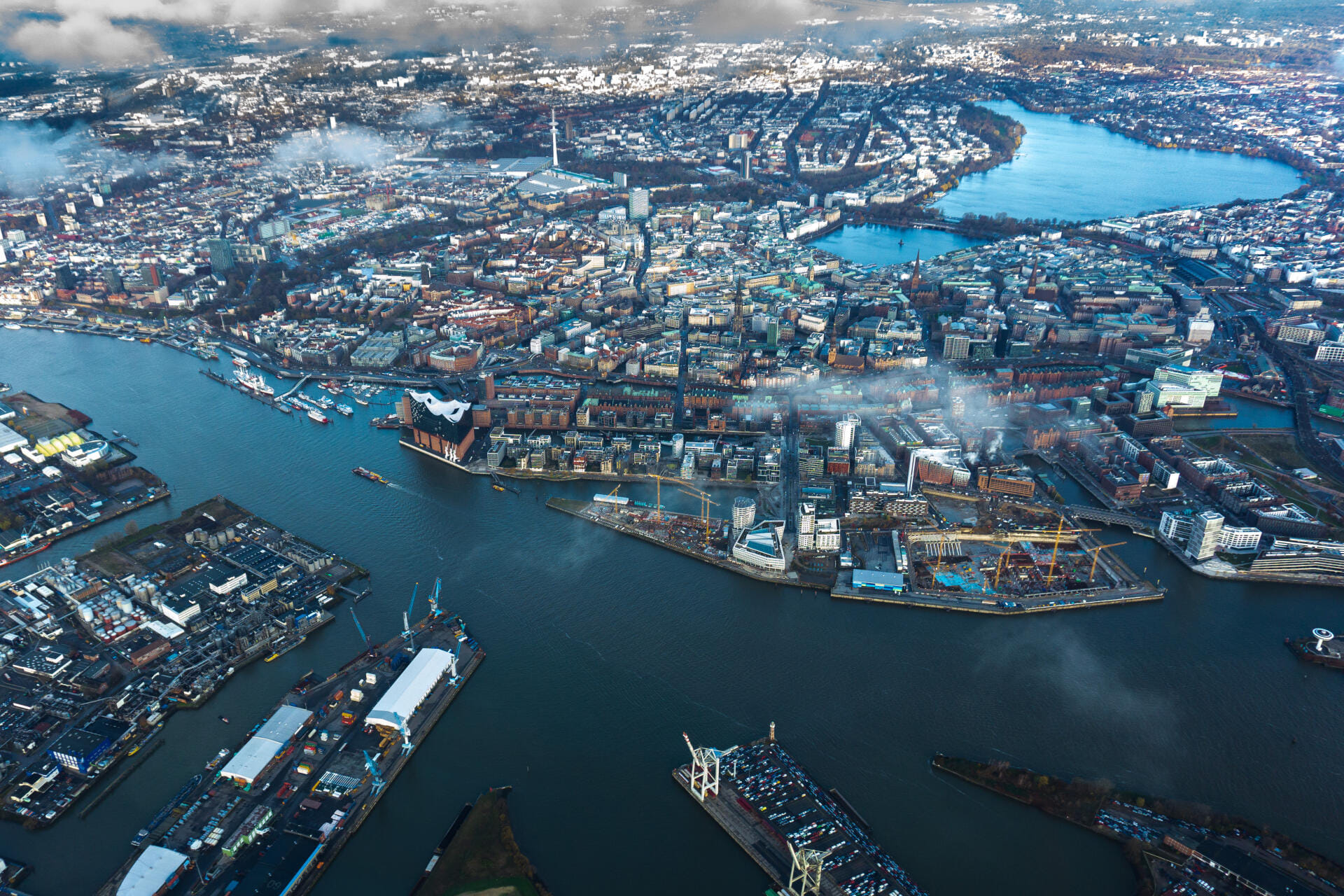 Hamburg von oben: Elbe, Hafen und die Wahrzeichen der Hansestadt
