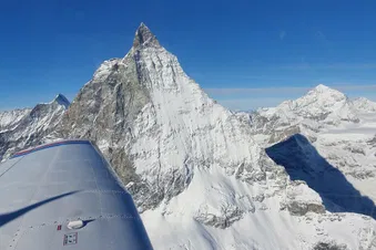Vol dans les Alpes Suisse
