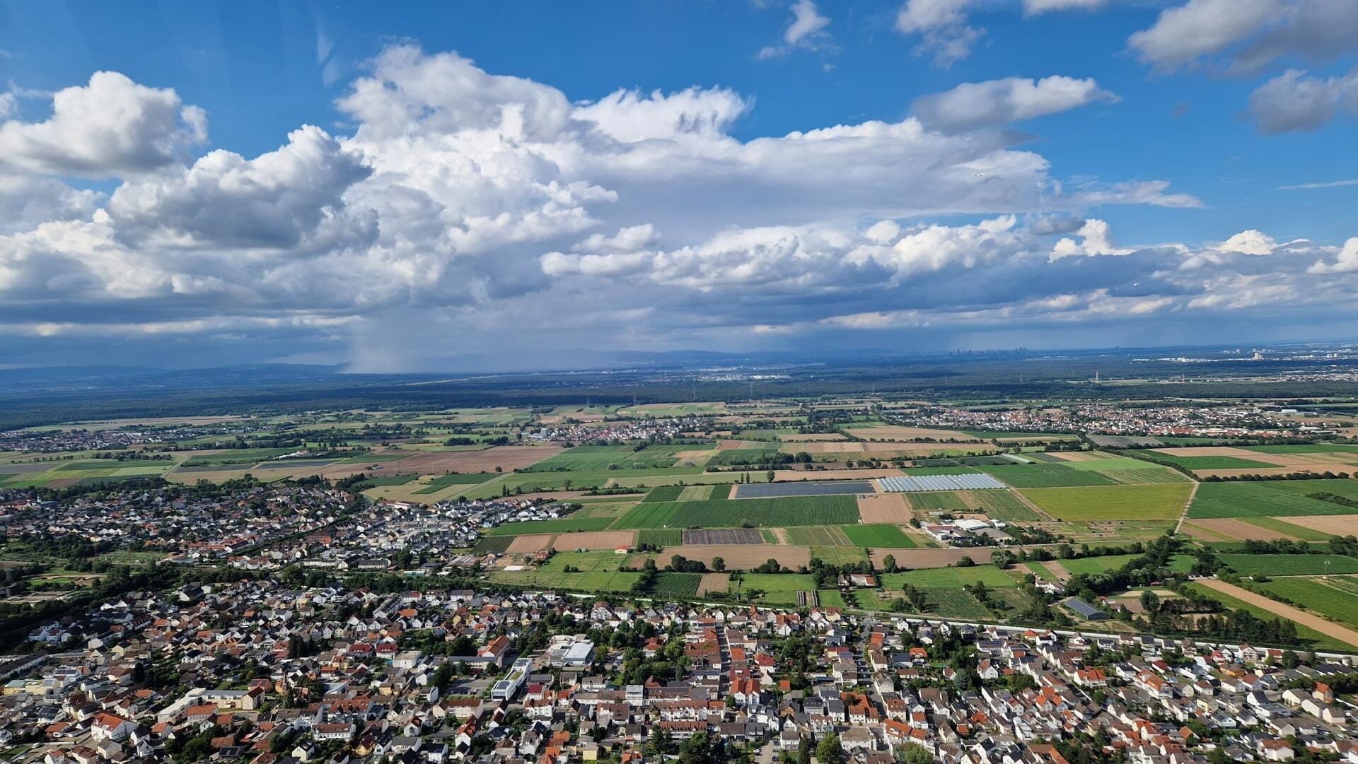 Großer Flug über Rhein-Main-Gebiet mit Frankfurt Skyline