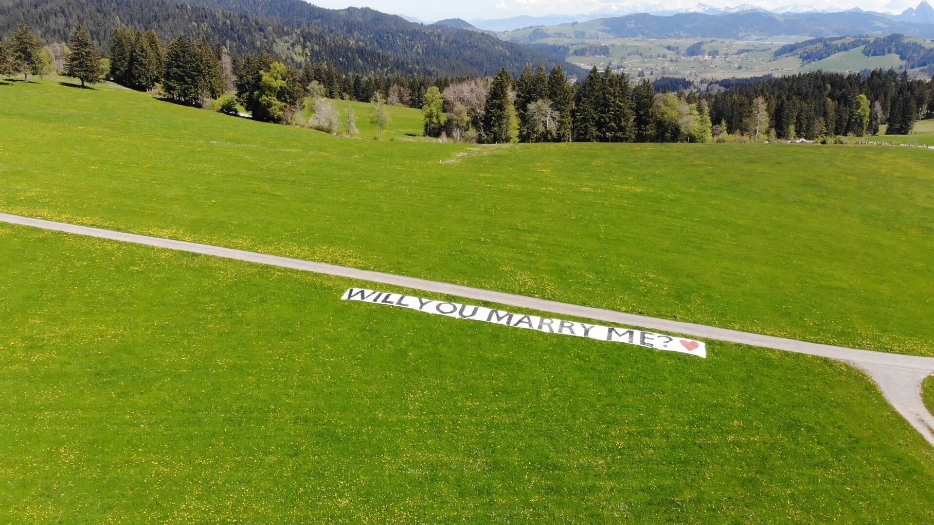 Banner aufgestellt auf dem Berg Raten