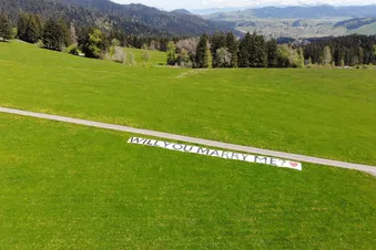 Banner aufgestellt auf dem Berg Raten