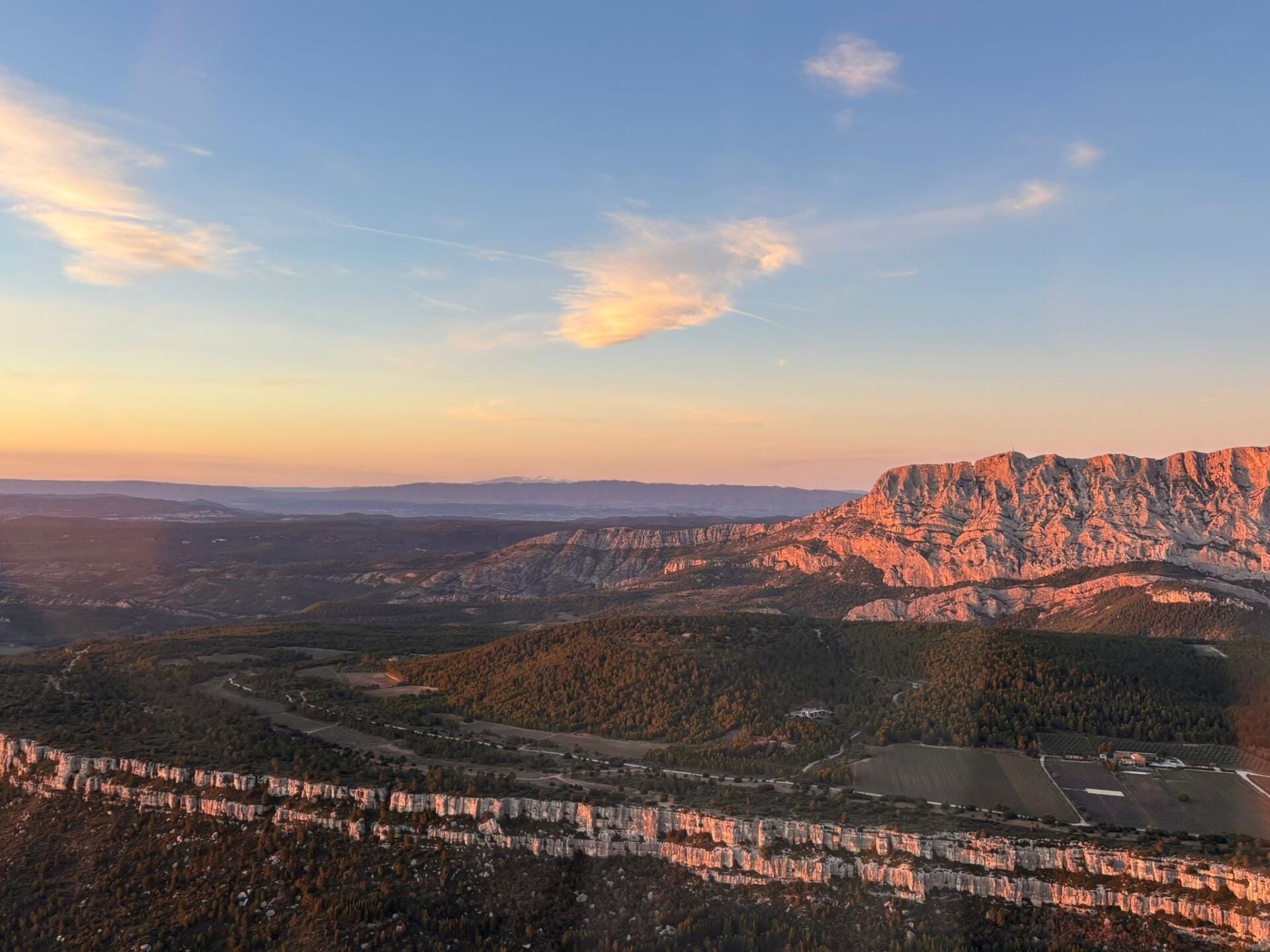 Calanques, Cassis et Sainte-Victoire vus du ciel - France