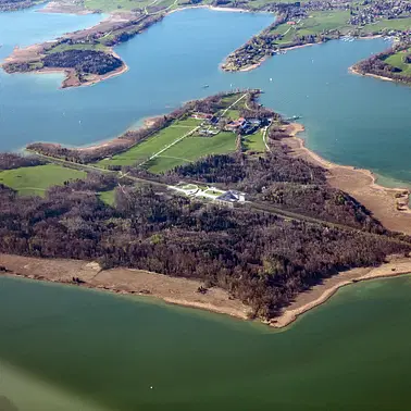 Seenmeer & Alpenflair. Luftreise zum Schloss Herrenchiemsee.