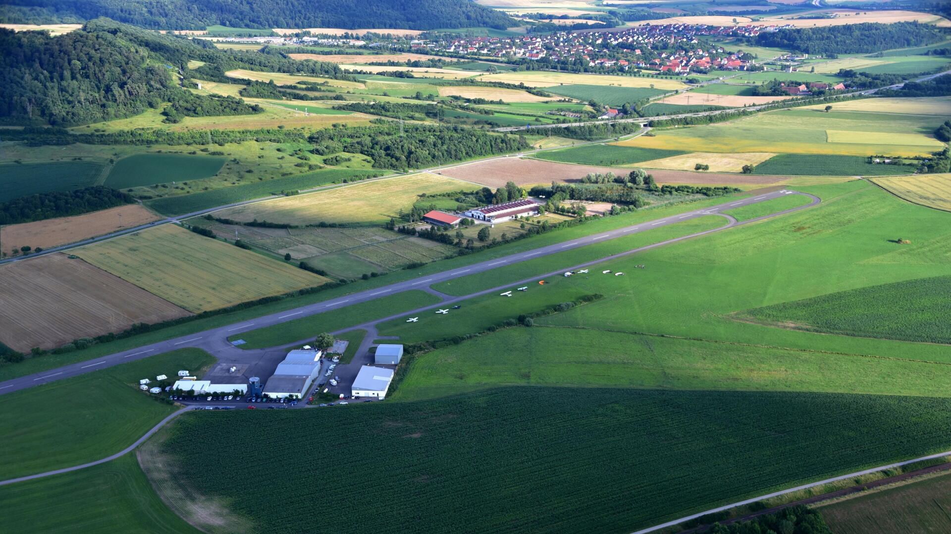 Flugplatz Rothenburg Quelle https://de.wikipedia.org/wiki/Rothenburg_ob_der_Tauber#/media/Datei:Rothenburg_o._d._T.,_001,_Flugplatz.jpg