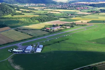 Flugplatz Rothenburg Quelle https://de.wikipedia.org/wiki/Rothenburg_ob_der_Tauber#/media/Datei:Rothenburg_o._d._T.,_001,_Flugplatz.jpg