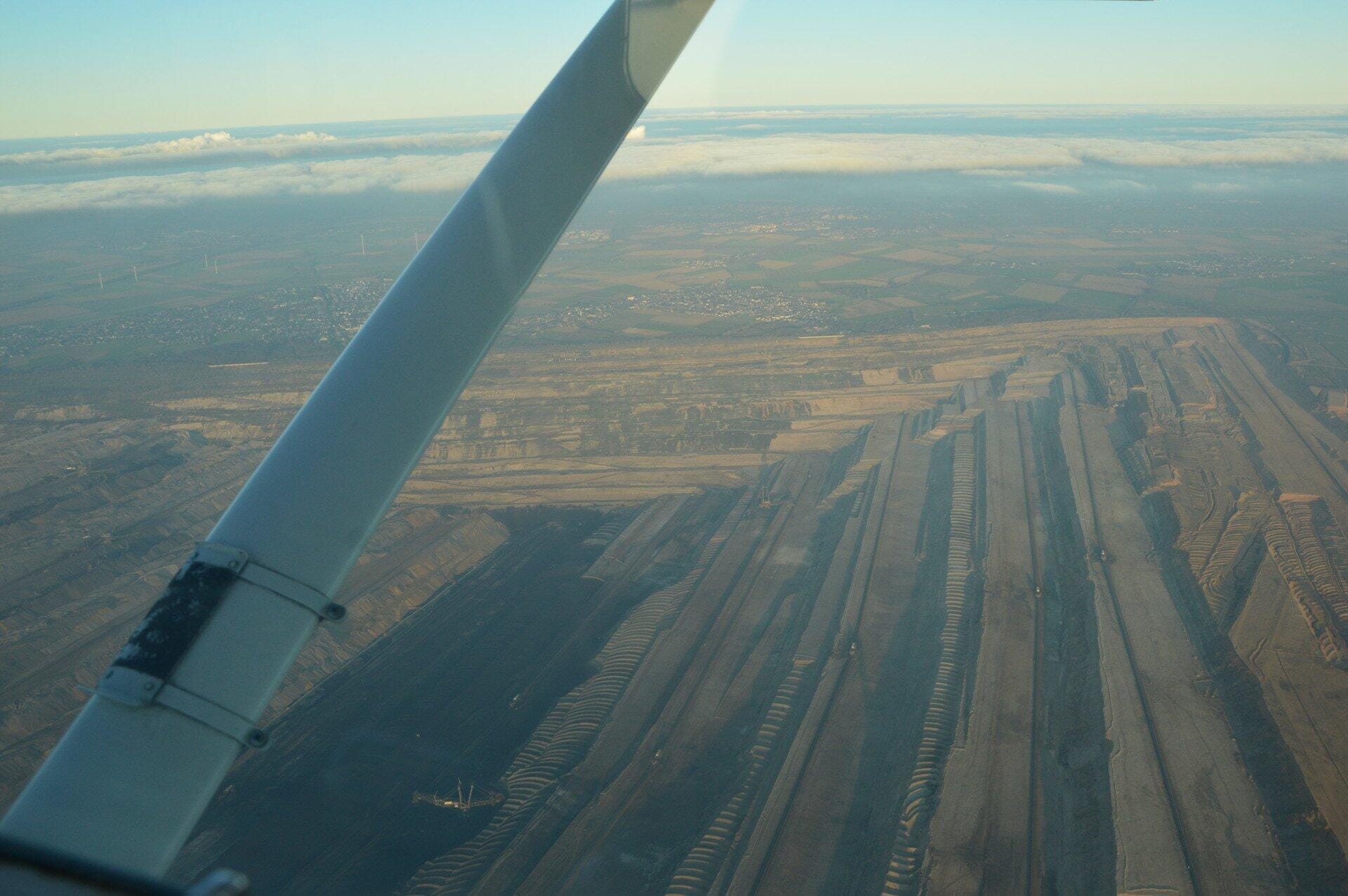 Rundflug über den Kölner Dom und über den Tagebau Garzweiler