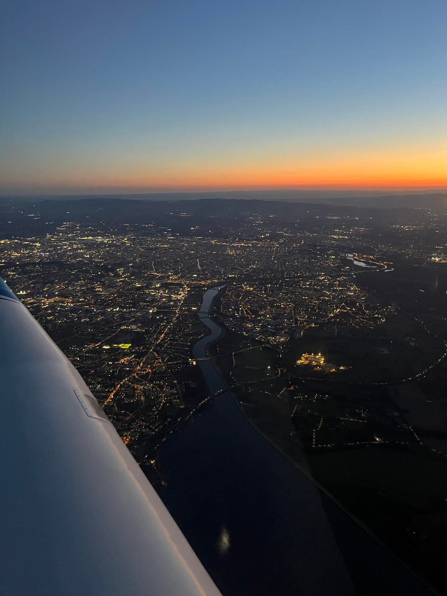 Balade aérienne de nuit au dessus de Lyon