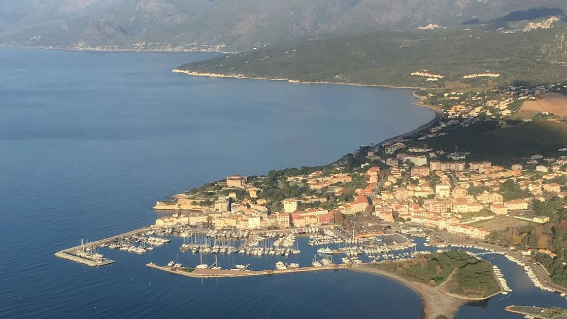 Un tour du Cap Corse, découverte aérienne depuis le côté mer