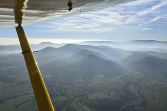 Les Vosges au soleil -la plaine d'Alsace dans la brume.