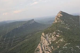 Vues vertigineuses du Pic Saint Loup en flight