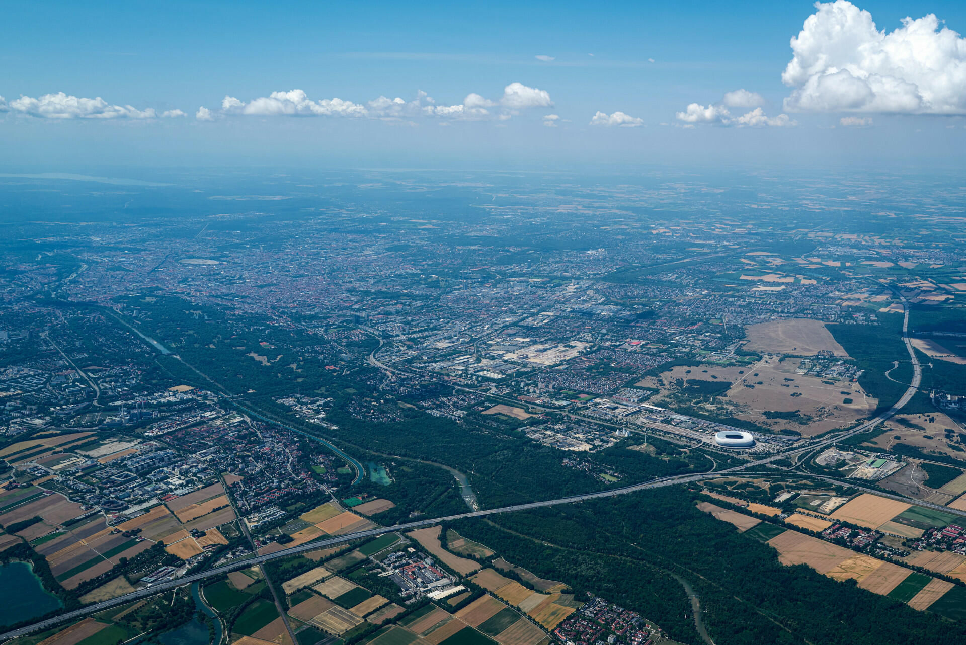 Blick von hoch oben auf Frankfurt
