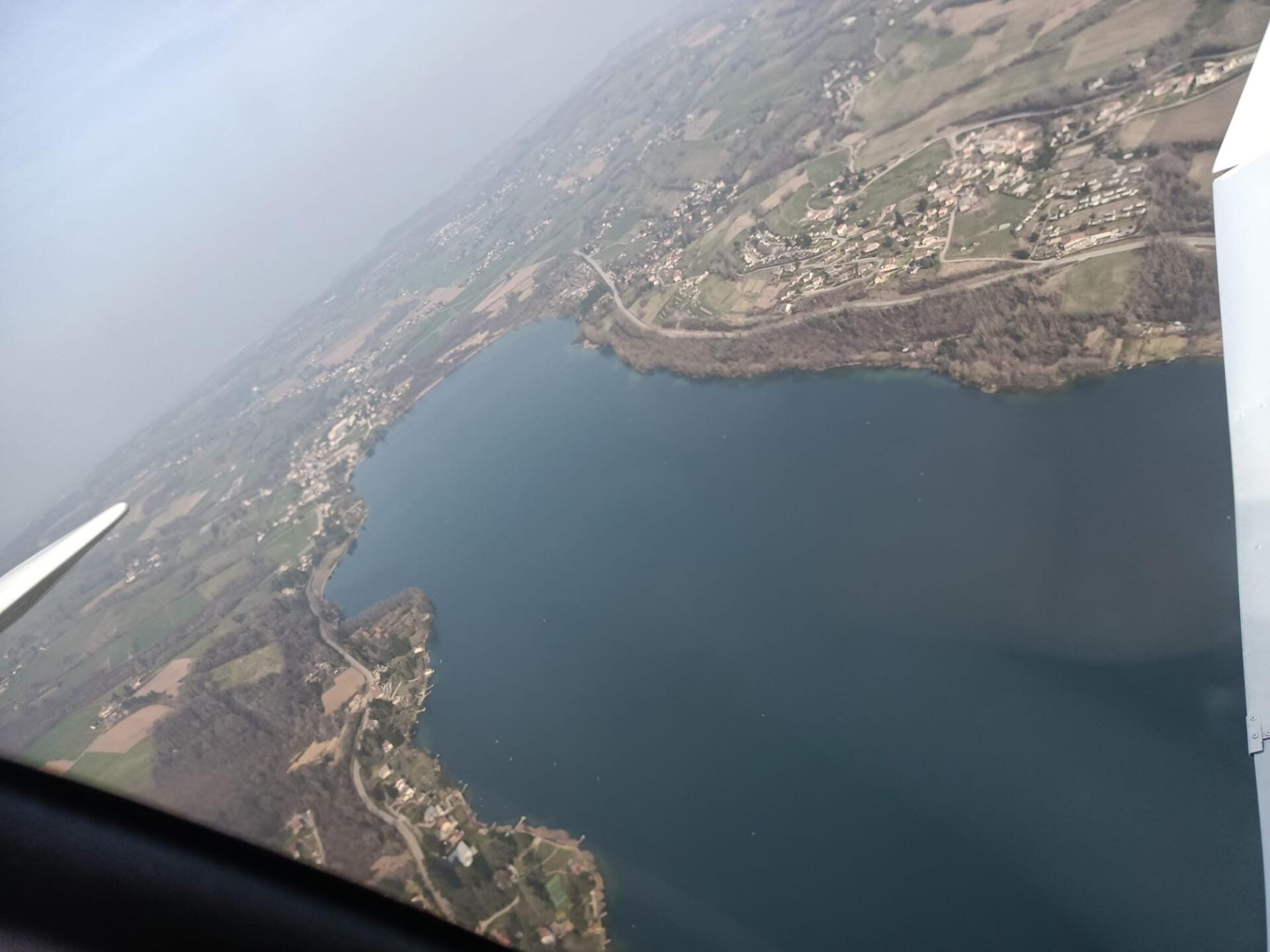 Vue aérienne d’un lac