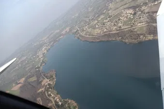 Vue aérienne d’un lac