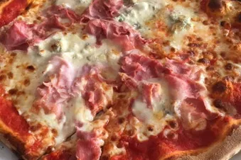 Pizza oder Pasta beim grossartigen Gartenrestaurant Aeroporto