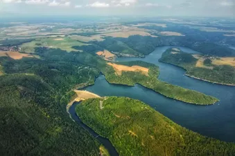 Eindrucksvolle Blicke von oben auf die Hohenwarte Talsperre