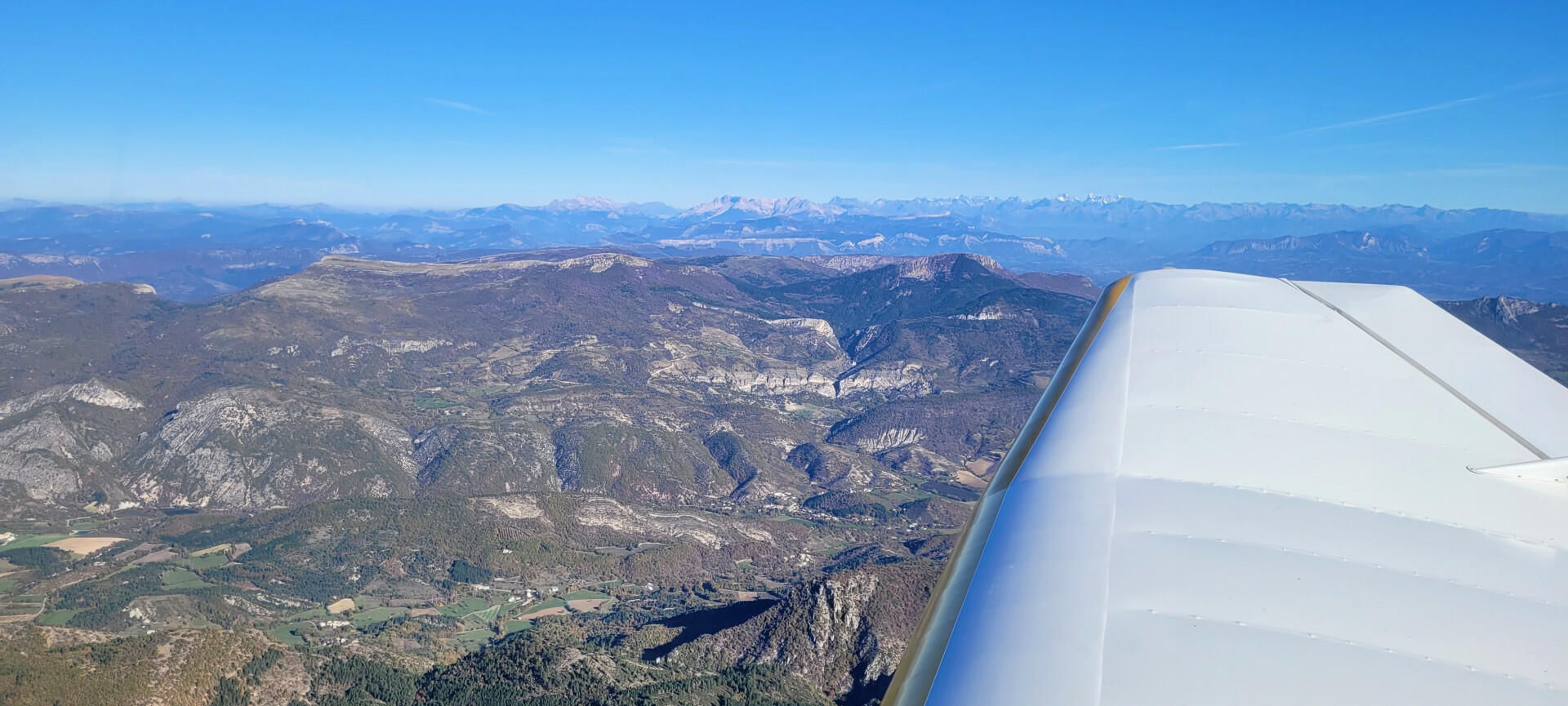 La montagne de Chabre et en arrière plan le plateau de Bure dans le Dévoluy