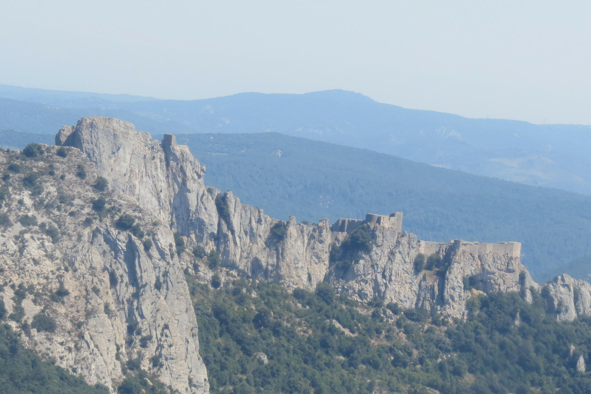 Peyrepertuse vu de loin