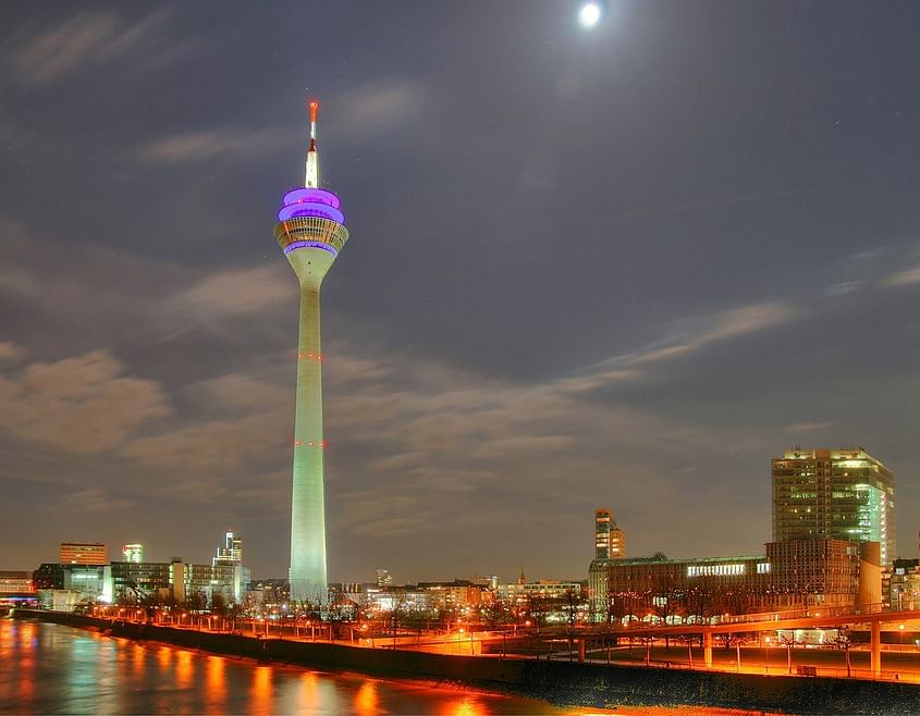 Rundflug „Rheinturm & Düsseldorf“ - Ledersitze mit PA28-181