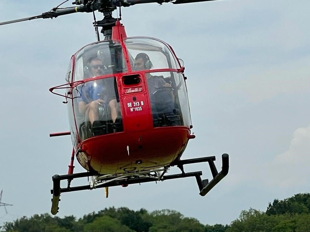 Survol du circuit automobile des 24h du Mans en hélico