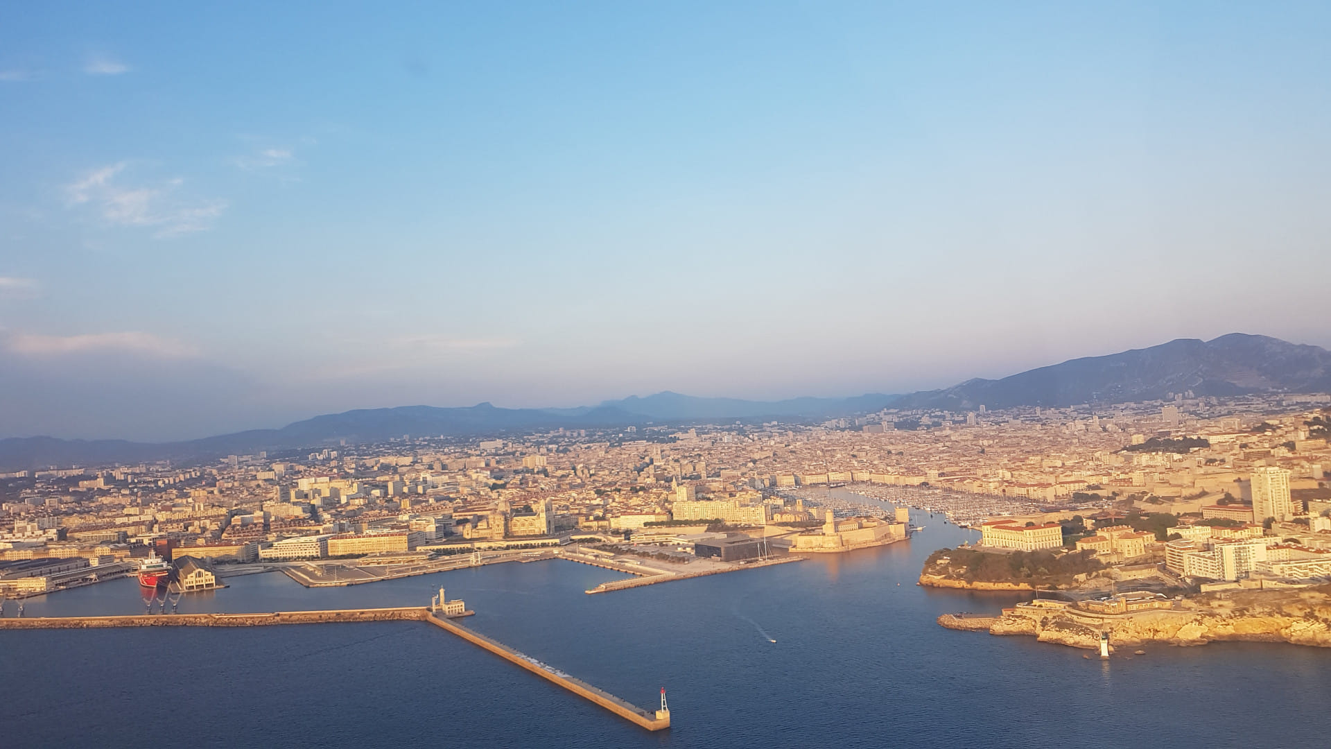 Rade de Marseille ras de l'eau, calanques, Sainte Victoire