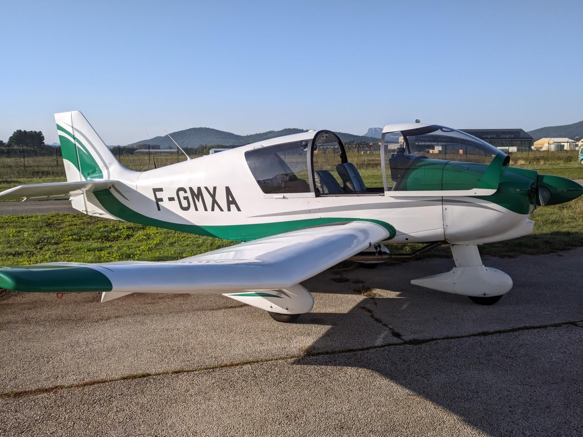 Vue de coté du Robin DR400/140B 160ch F-GMXA au parking