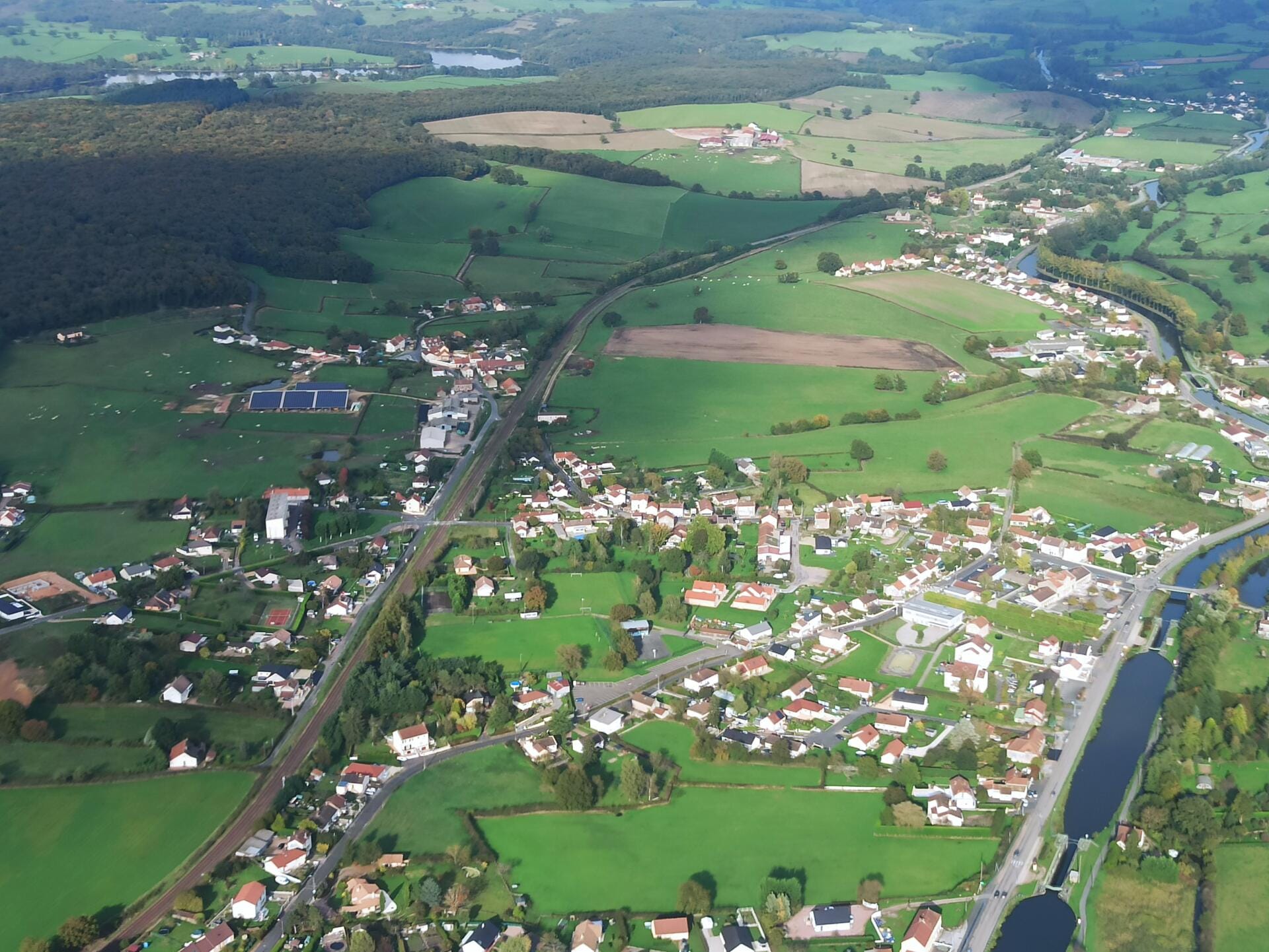 Ecuisses et ses élégantes écluses