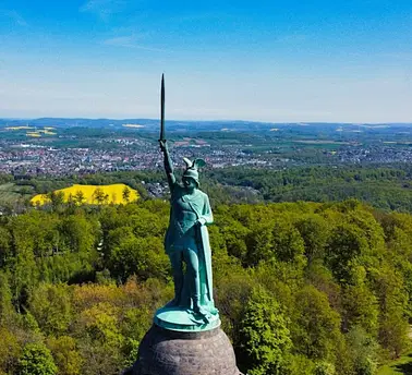 von Aachen zum Hermannsdenkmal.