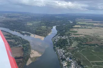 Survol des vallées de la Loire et châteaux environnants